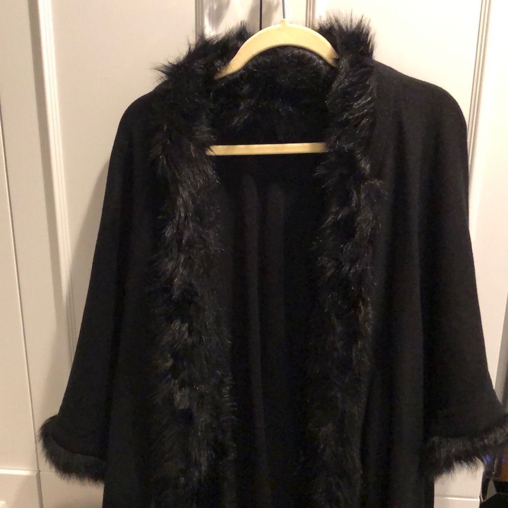 Black cape with faux fur
